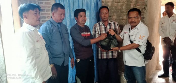 Ketua DPW FW PRO 1 Lampung, Bersama Dinkes Dan RSUD Kab. Pringsewu, Berikan Bansos Kepada Warga.