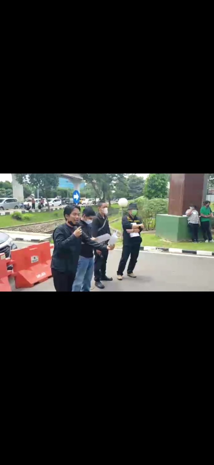 AKSI DEMO GABUNGAN LSM ANTI KORUPSI, TUNTUT KEJAKSAAN TINGGI SUMSEL TUNTASKAN PERKARA DUGAAN KORUPSI DI KABUPATEN LAHAT