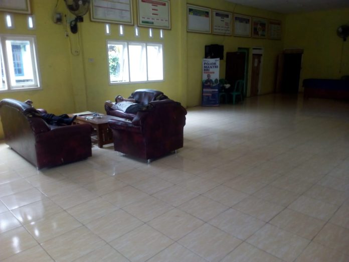 Tidur Disaat Jam Pelayanan, Aparatur Kampung Juga Tidak Banyak Yang Berada Di Kantor.