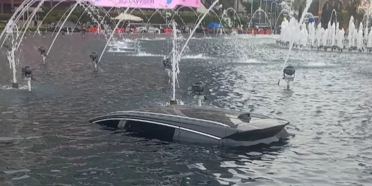 Mobil Listrik BYD Nyemplung ke Kolam Bundaran HI